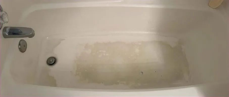 Stained bathtub before cleaning
